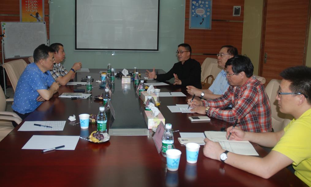 圖為：亞泰光電總經(jīng)理鄭翔與政協(xié)、科協(xié)領(lǐng)導(dǎo)座談