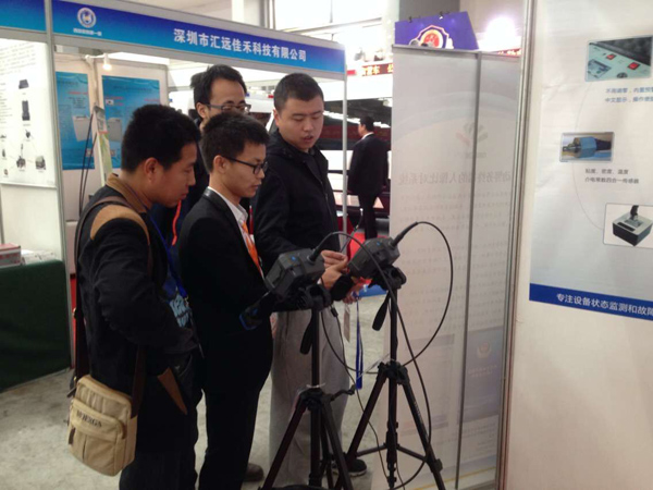 工作人員向參展觀眾介紹亞泰光電工業內窺鏡產品