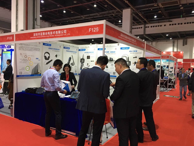 亞泰光電展臺前現場咨詢觀眾