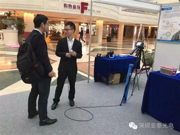 亞泰光電內窺鏡事業(yè)部吳經(jīng)理與現(xiàn)場客戶交流