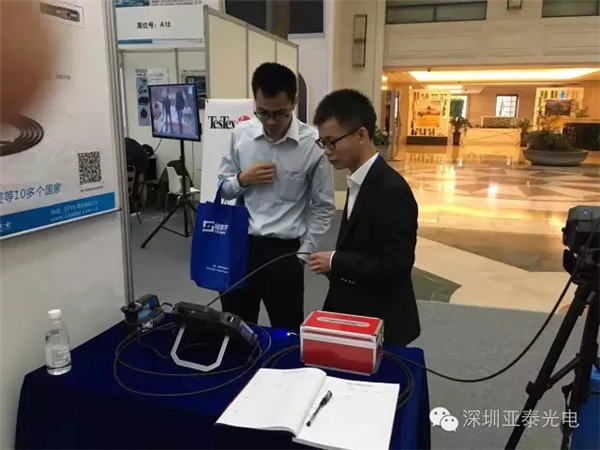 亞泰光電內窺鏡事業(yè)部吳經(jīng)理與現(xiàn)場客戶交流中
