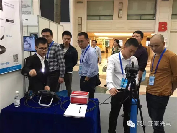 亞泰光電內窺鏡工程師何工向客戶演示內窺鏡產(chǎn)品