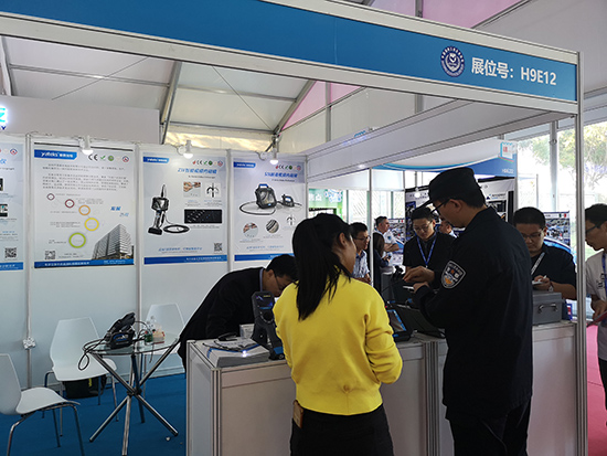 亞泰光電工業(yè)內(nèi)窺鏡銷(xiāo)售工程師現(xiàn)場(chǎng)向客戶(hù)講解內(nèi)窺鏡產(chǎn)品