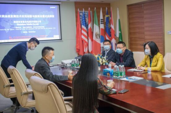 領(lǐng)導(dǎo)認(rèn)真聽(tīng)取報(bào)告