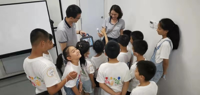 小朋友們走進亞泰，現場參觀，感受內窺鏡之奧秘