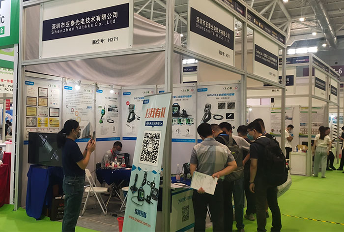 2021深圳工業(yè)內(nèi)窺鏡展亞泰光電展臺(tái)前前來咨詢的現(xiàn)場(chǎng)觀眾